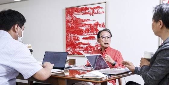 변양균(가운데) 전 청와대 정책실장이 경기도 과천 자택에서 이정재(오른쪽) 전 중앙일보 칼럼니스트, 주정완(왼쪽) 중앙일보 논설위원과 대담하고 있다. 김경록 기자