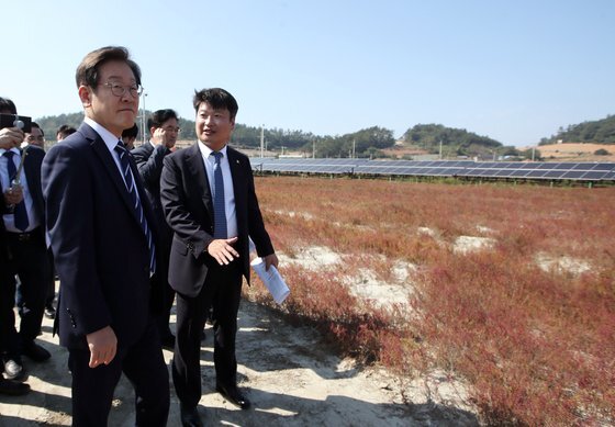 더불어민주당 이재명 대표가 30일 오후 전남 신안군 지도읍 내양리 태양광발전소를 찾아 시설을 살펴보고 있다. 연합뉴스