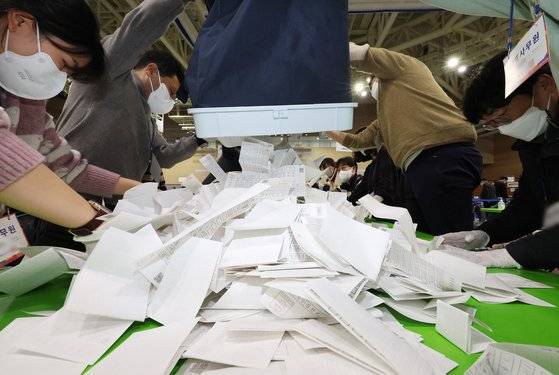 제20대 대통령 선거일인 9일 오후 세종시 정부세종청사 체육관에 마련된 세종특별자치시선거관리위원회 개표소에서 관계자들이 개표를 하고 있다. 연합뉴스