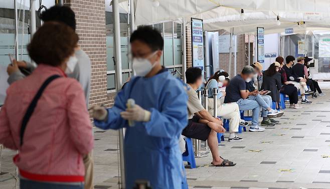 지난 28일 오전 서울 마포구보건소 코로나19 선별진료소에서 PCR 검사를 받으려는 시민들이 대기하고 있다. 연합뉴스