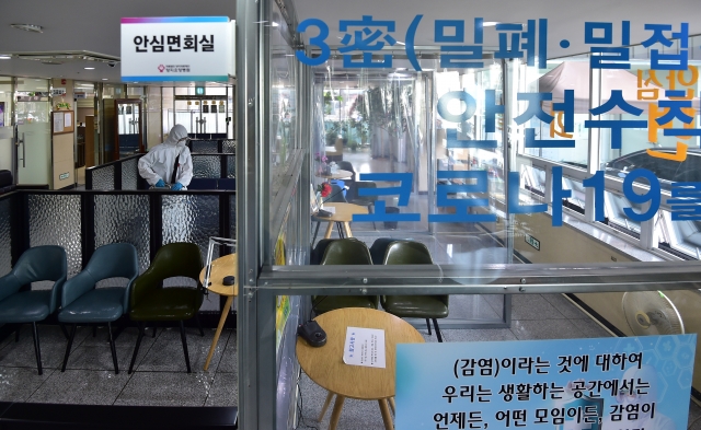경북의 한 요양병원 안심면회실에서 병원 관계자가 비접촉 면회를 앞두고 소독 작업을 하고 있다. 뉴시스