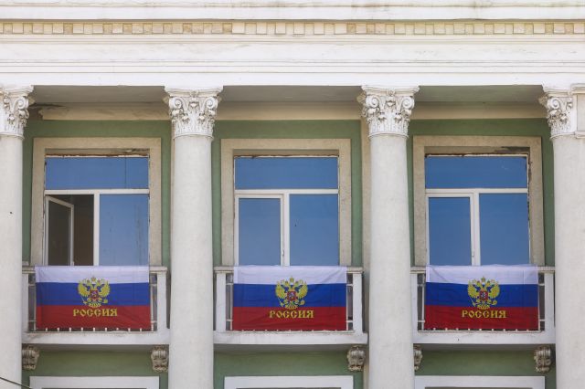 우크라이나 내 러시아 점령지의 러시아 병합이 진행된 30일(현지시간) 러시아로 병합되는 우크라이나 동부 루한스크의 한 건물 외벽에 러시아 국기가 걸려있다. 연합뉴스