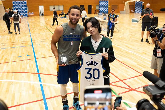 NBA 슈퍼스타 스테판 커리와 BTS 슈가가 일본에서 만났다. /사진=스테판 커리 트위터