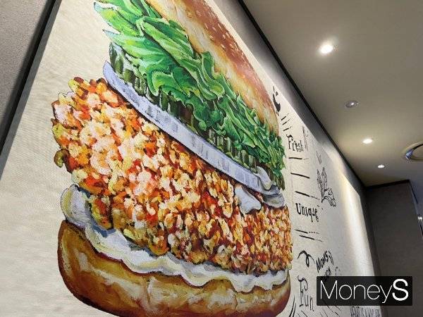 저렴한 가격에 쉽고 빠르게 한 끼를 해결할 수 있어 온 국민의 사랑을 받은 햄버거가 고물가·고환율의 직격탄을 맞으면서 '버거운' 식사가 됐다. 사진은 지난 22일 서울 신도림 테크노마트 내 맘스터치 매장. /사진=박정경 기자