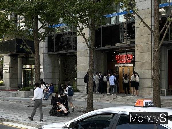 점심시간에 수제 버거를 찾는 이들이 비싼 버거 가격에 부담을 느끼기 시작했다. 사진은 지난 22일 서울 종로구에 위치한 수제 버거 브랜드 '브루클린 더 버거 조인트' 앞에서 자리가 나길 기다리는 시민들. /사진=박정경 기자