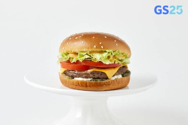 버거 가격 인상이 잇따르자 편의점이 저렴한 가격의 버거를 내놓기 시작했다. 사진은 지난 16일 GS25가 출시한 '찐오리지널비프버거'. /사진=GS25 제공