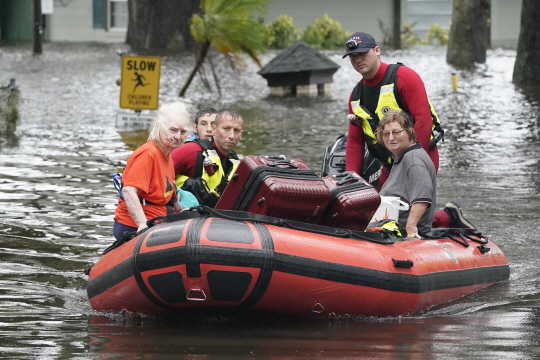 29일(현지시간) 허리케인 ‘이언’의 폭우로 미국 플로리다주 주민들이 보트를 타고 대피하고 있다. AP·연합뉴스