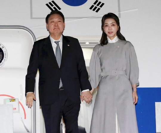 윤석열 대통령 내외가 지난 24일 영국, 미국, 캐나다 순방을 마치고 서울공항을 통해 귀국하고 있다. 뉴시스