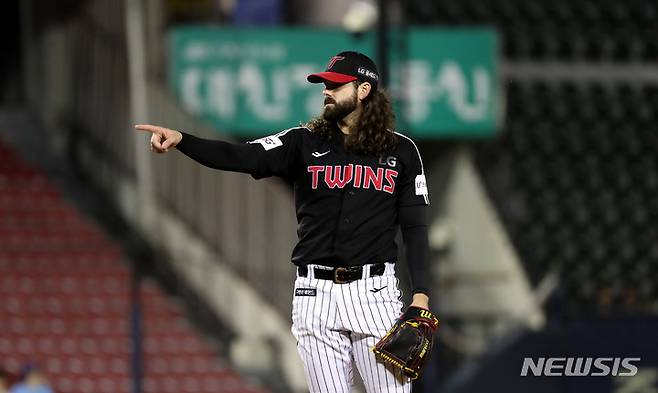 [서울=뉴시스] 추상철 기자 = 13일 오후 서울 송파구 잠실야구장에서 열린 '2022 KBO리그' LG트윈스와 두산베어스의 경기, 5회말 1아웃 주자 1루 상황에서 LG선발투수 켈리가 홈을 향해 손짓하고 있다. 2022.09.13. scchoo@newsis.com