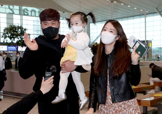 지난 14일 인천국제공항에서 출국을 준비하는 류현진(왼쪽)과 딸(가운데), 배지현(오른쪽) 가족의 모습. 인천=뉴시스