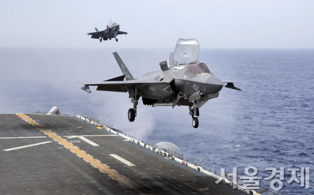 미국 해병대의 F-35B전투기가 2022년 6월 11일 일본 아와쿠니 공군기지에서 이륙한 뒤 해상에서 기동 중인 미국의 최신 강습상륙함 트리폴리함에 착륙하고 있다. 사진제공=미 해병대