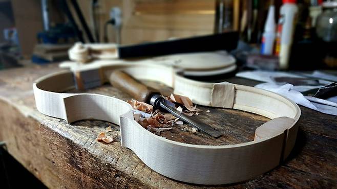 ‘구비오 현악기 제작학교’의 첫 한국인 학생 박경호씨는 바이올린을 만들었다. ⓒ박경호 제공