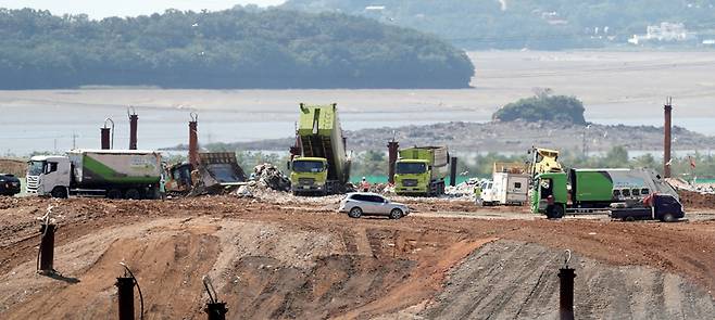 인천 서구 수도권 매립지 3매립장에서 생활쓰레기 매립 작업이 진행되고 있다.ⓒ연합뉴스