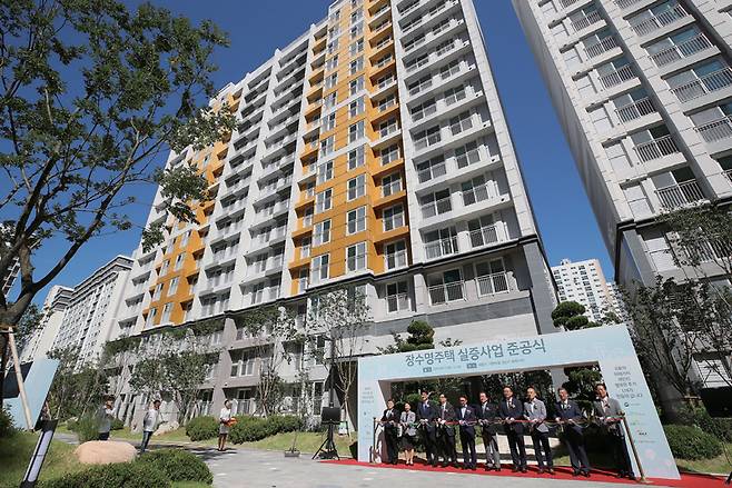 2019년 9월17일 세종시 다정동 '세종 블루시티' 아파트 단지에서 열린 장수명 주택 준공식 에서 당시 박선호 국토교통부 1차관 등이 테이프를 커팅하고 있다.ⓒ연합뉴스