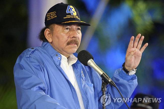 니카라과 경찰 창설 43주년 행사에서 연설하는 다니엘 오르테가 대통령  [마나과 AFP=연합뉴스. 니카라과 대통령실 제공]