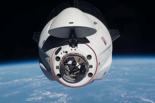 ISS에 접근 중인 스페이스X의 드래건 우주선(캡슐)  [NASA 제공/ 재판매 및 DB 금지] photo@yna.co.kr