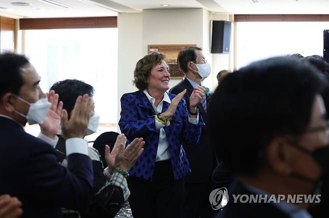 탈북민 향해 박수 보내는 수잰 숄티 (서울=연합뉴스) 신준희 기자 = 수잰 숄티 북한자유연합 대표가 26일 오후 프레스센터에서 열린 제19회 북한자유주간 행사 개막식에서 탈북민들을 향해 박수를 치고 있다. 2022.9.26 hama@yna.co.kr