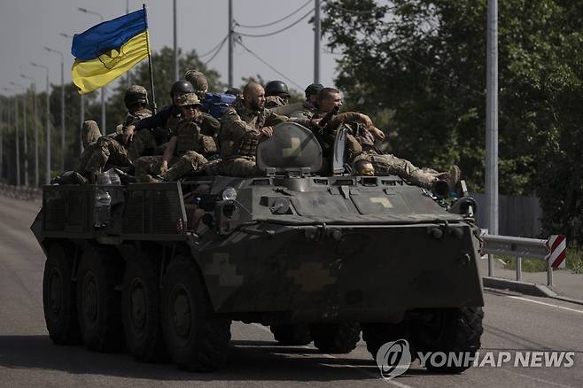장갑차에 탄 채 이동 중인 우크라이나군 병사들 [AP 연합뉴스자료사진. 재판매 및 DB 금지]