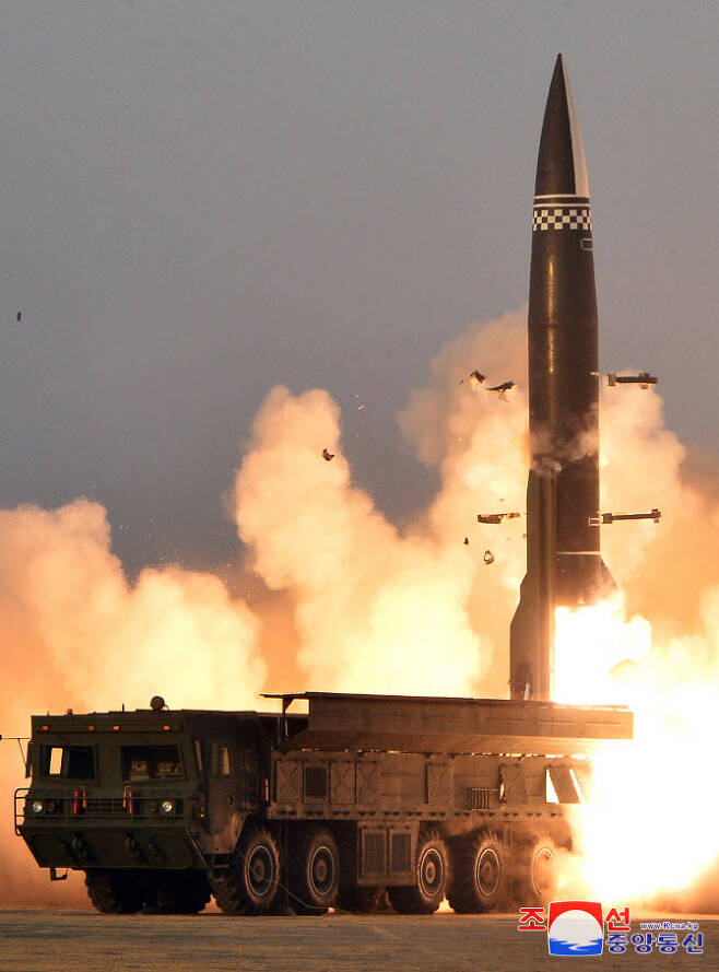 북한이 1일 오전 동해상으로 단거리 탄도미사일 2발을 발사했다. 사진은 지난해 3월 조선중앙통신이 보도한 새로 개발한 신형전술유도탄 시험발사 장면. (사진= 연합뉴스)
