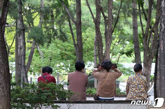 9월25일 대구 수성구 시지근린공원을 찾은 시민들이 벤치에 나란히 앉아 선선한 가을 바람을 맞으며 휴식하고 있다. 2022.9.25/뉴스1 ⓒ News1 공정식 기자