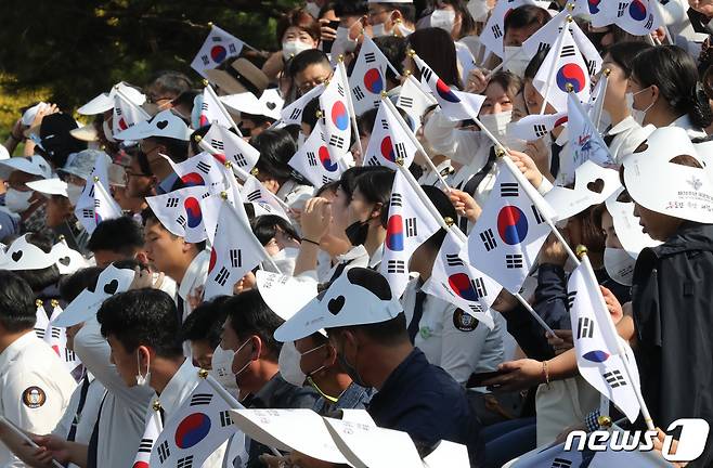 1일 오전 충남 계룡대 연병장에서 열린 제74주년 국군의 날 기념식에서 참석자들이 태극기를 흔들고 있다. 2022.10.1/뉴스1 ⓒ News1 김기태 기자