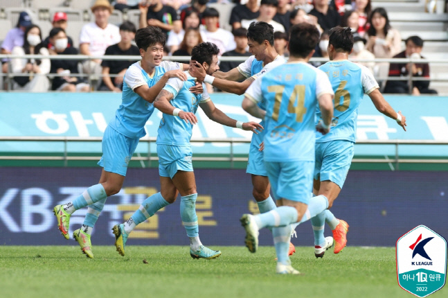 세징야(왼쪽에서 두 번째)가 1일 서울전에서 득점 후 동료들의 축하를 받고 있다. 제공 | 한국프로축구연맹
