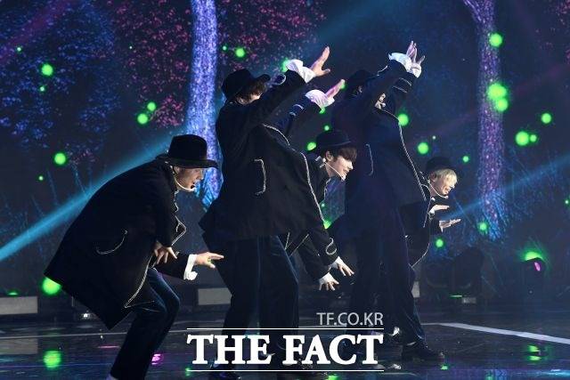 그룹 투모로우바이투게더가 '2020 더팩트 뮤직 어워즈'에 참석해 열정적인 무대를 선사했다. /더팩트 DB