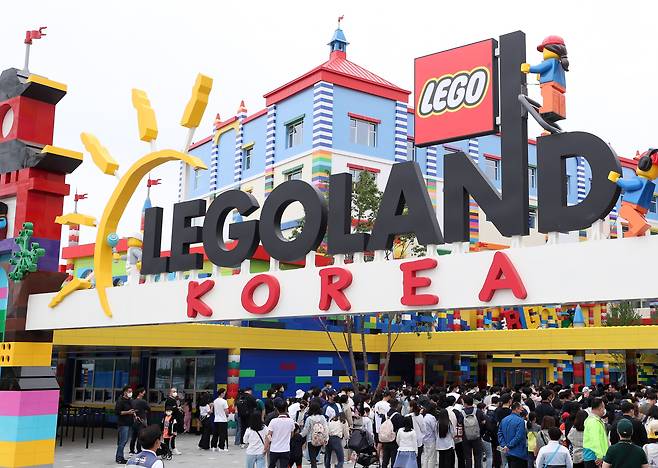 <YONHAP PHOTO-4920> 주말 입장객 붐비는 춘천 레고랜드     (춘천=연합뉴스) 양지웅 기자 = 8일 오전 강원 춘천시 레고랜드 코리아 리조트가 입장객들로 붐비고 있다. 2022.5.8     yangdoo@yna.co.kr/2022-05-08 11:28:00/ <저작권자 ⓒ 1980-2022 ㈜연합뉴스. 무단 전재 재배포 금지.>