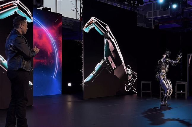 테슬라가 2022 AI 데이'에서 휴머노이드 로봇 '테슬라 봇'을 시연했다. /테슬라 인스타그램