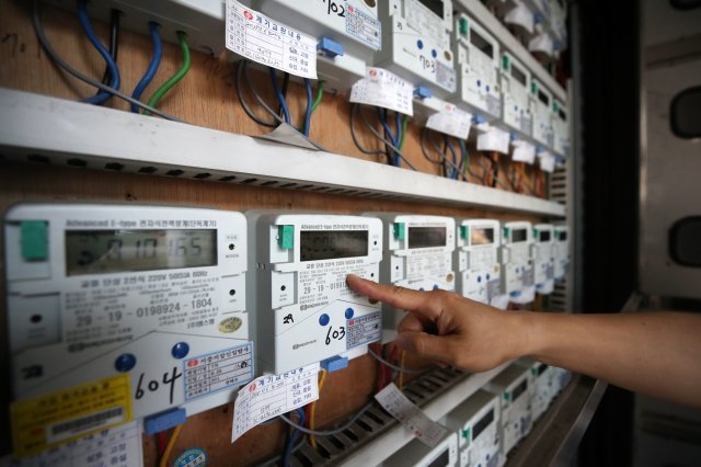 한국전력이 10월부터 전기요금이 1㎾h당 7.4원 올린다. 이번 인상에 따라 4인가구 전기요금이 평균 2270원 오를 전망이다. 산업용 전기요금은 1㎾h당 7.0원 또는 11.7원 인상될 예정이다. 30일 한국전력에 따르면 예고됐던 기준연료비 1㎾h당 4.9원에 2.5원을 추가로 인상한 요금이 10월부터 적용된다. 30일 서울 중구의 한 다세대 주택에 전기계량기가 설치돼 있다. 2022.9.30/뉴스1