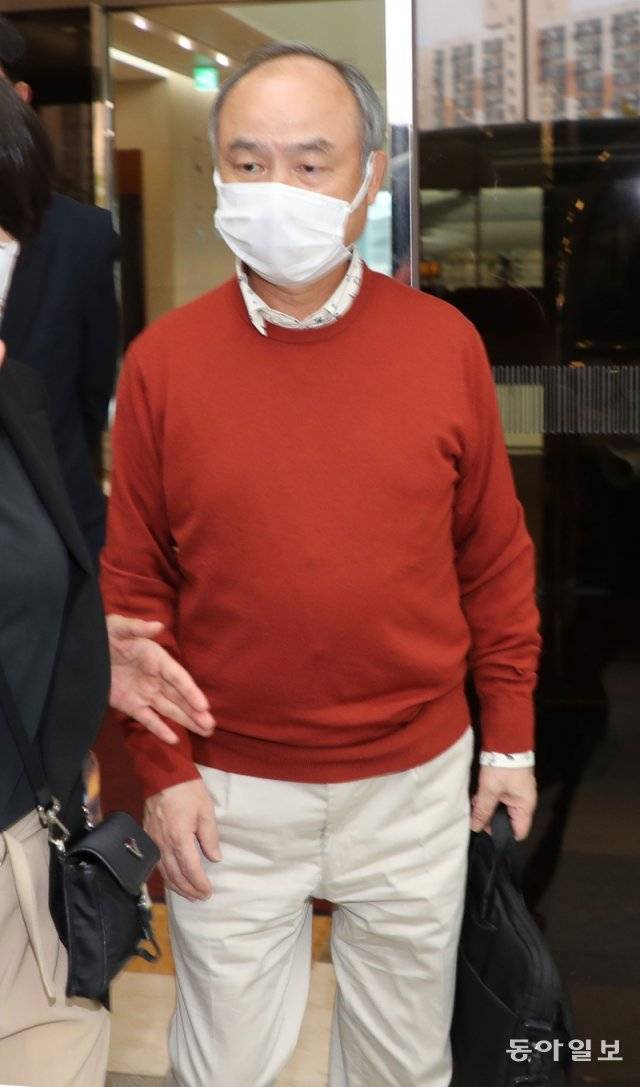 이재용 삼성전자 부회장과 만나 ARM 인수 합병과 관련한 논의를 진행할 것으로 보이는 손정의 소프트뱅크 회장이 1일 오후 서울 김포공항에 도착하고 있다. 안철민 기자 acm08@donga.com