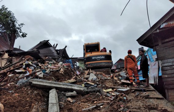 지난해 1월15일(현지시간) 인도네시아 술라웨시섬 마무주의 지진 피해 현장에서 구조대가 실종자 수색 작업을 벌이고 있다. 이날 새벽에 발생한 규모 6.2의 강진으로 지금까지 최소 34명이 숨지고 600명 이상이 부상을 입었다. /사진=뉴시스