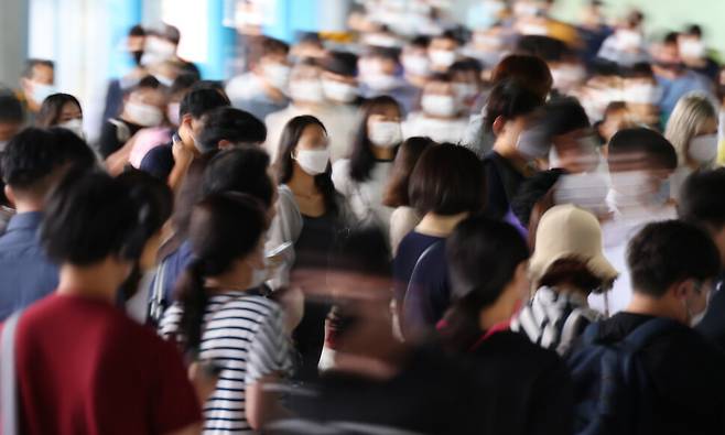 최근 금리 인상폭이 커지면서 빠른 속도로 늘어나는 가계부채에 대한 우려가 커지고 있다.  사진은 서울의 한 지하철역에서 환승을 위해 이동하는 사람들. 연합뉴스