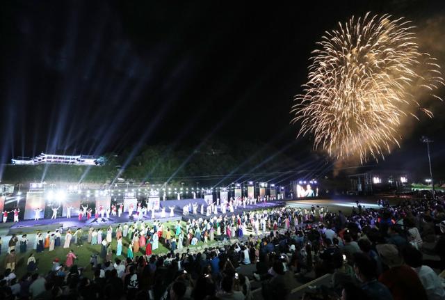22~25일 열린 밀양아리랑대축제의 하이라이트 창작 뮤지컬 쇼 ‘천년의 노래’. ⓒ박준규