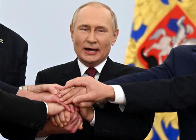 지난달 30일 러시아 모스크바에서 블라디미르 푸틴 러시아 대통령이 우크라이나 점령지 강제 병합을 자축하고 있다. 모스크바=스푸트니크 AP 연합뉴스