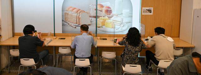 인플레이션으로 외식 물가가 오르고 있는 지난 15일 오전 서울 강남구 한 편의점에서 시민들이 간편식을 먹고 있다. 최주연 기자