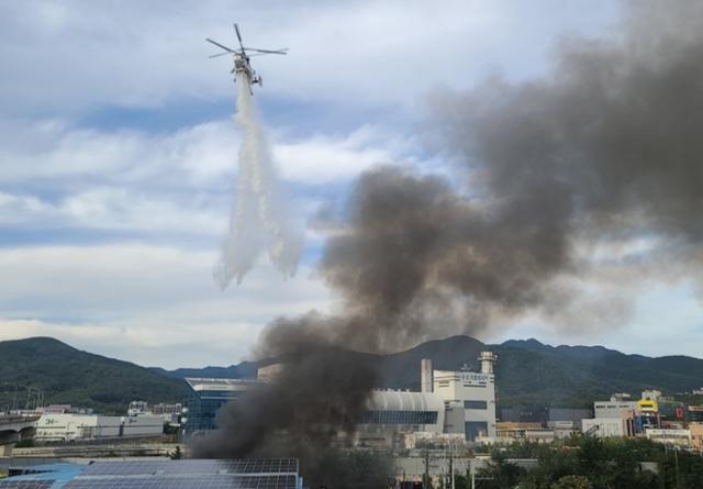 1일 오후 2시 37분쯤 대구 동구 율암동의 한 섬유 공장에서 불이 헬기가 진화 작업을 하고 있다. 뉴시스