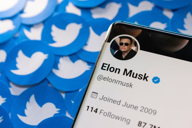 <YONHAP PHOTO-1339> Elon Musk's Twitter profile is seen on a smartphone placed on printed Twitter logos in this picture illustration taken April 28, 2022. REUTERS/Dado Ruvic/Illustration/2022-04-29 05:18:50/
<저작권자 ⓒ 1980-2022 ㈜연합뉴스. 무단 전재 재배포 금지.>