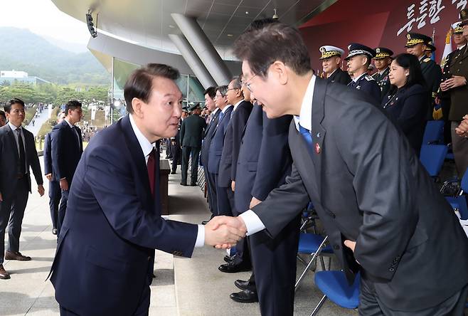 윤석열 대통령이 1일  충남 계룡대 대연병장에서 열린 건군 ‘제74주년 국군의 날’ 기념식에 참석한 뒤 이재명 더불어민주당 대표와 악수하고 있다. 연합뉴스