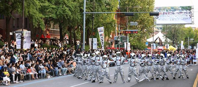 "Welcome Daehakro" kicked off on Sept. 24 with various programs including street performances in Hyehwa-dong, Jongno-gu, Seoul. ( Ministry of Culture, Sports and Tourism)