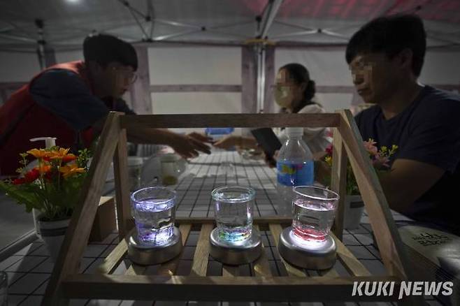 1일 오후 전북 남원시 요천 월궁광장에서 열린 '2022 남원 문화재야행'을 찾은 시민들이 잔 만들기 체험을 즐기고 있다.
