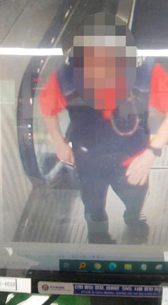 부산 지하철 역사서 방화시도 한 50대 남성의 모습. [사진 = 부산경찰청]
