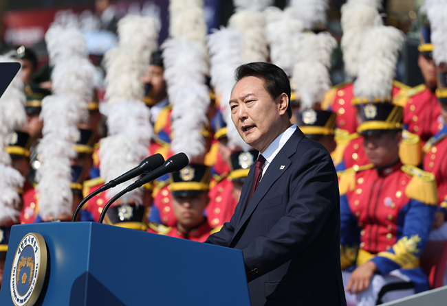 윤석열 대통령이 1일 오전 충남 계룡대 대연병장에서 열린 건군 ‘제74주년 국군의 날’ 기념식에서 기념사를 하고 있다. 연합뉴스