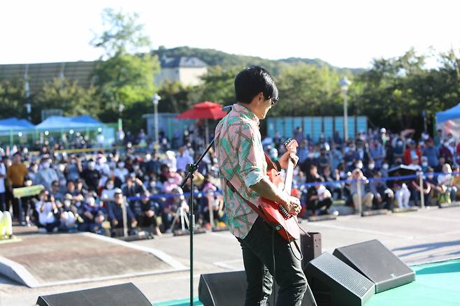 2022 동두천록페스티벌 무대를 꾸민 기타리스트 최희선 [최희선 밴드 제공]