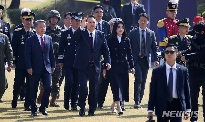 [계룡=뉴시스] 홍효식 기자 = 윤석열 대통령과 부인 김건희 여사가 1일 충남 계룡대에서 열린 건군 제74주년 국군의 날 기념식에 입장하고 있다. 2022.10.01. yesphoto@newsis.com