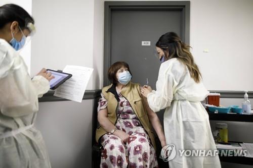 주민 센터에서 코로나19 백신을 접종하는 캐나다 간호사들 [AFP=연합뉴스]