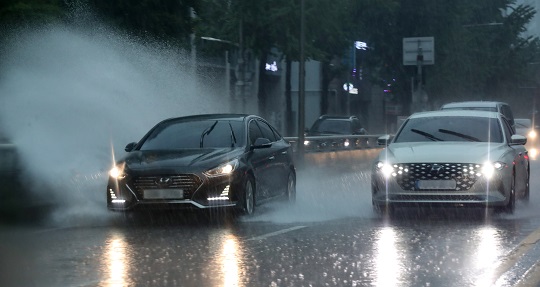 많은 비가 내린 지난 8월 19일 오후 서울 중구에서 차량이 물보라를 일으키며 달리고 있다. 사진=뉴시스