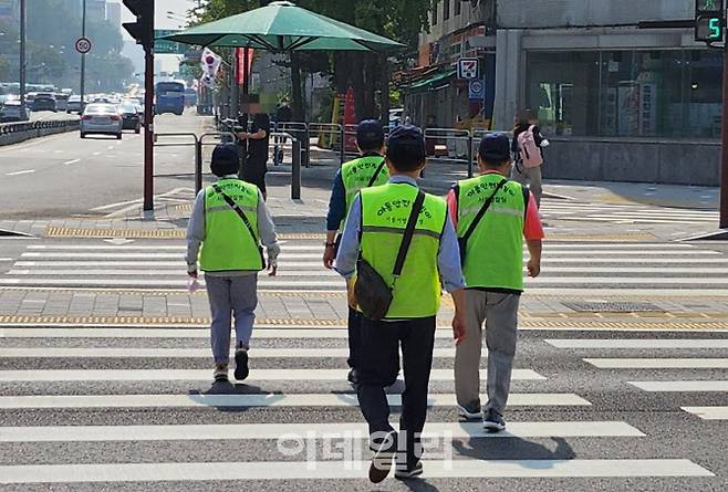 29일 오후 서울 영등포구에서 ‘아동 안전 지킴이’ 활동을 하고 있는 노인들의 모습.(사진=이용성 기자)