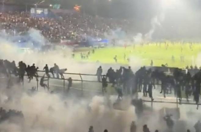 최루탄을 피해 달아나는 인도네시아 축구장 관중들./사진=트위터 캡처