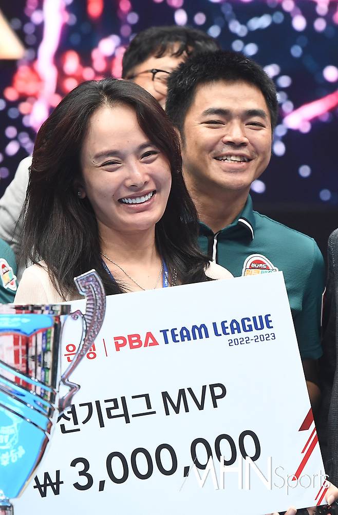 전기리그 MVP로 선정된 응우옌 꾸억 응우옌(뒤)과 아내가 미소짓고 있다ⓒMHN스포츠 이지숙 기자
